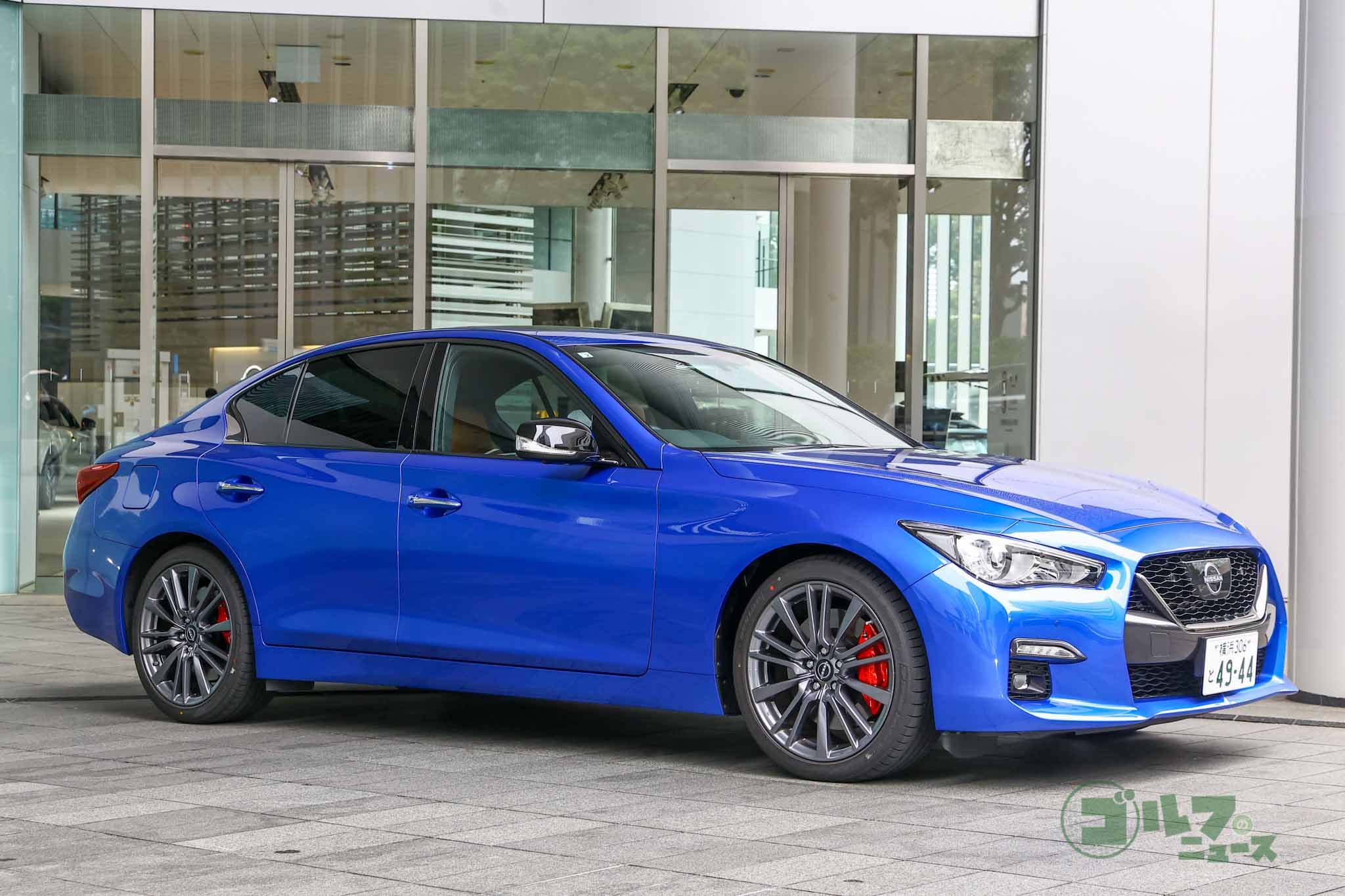 400Rは特別な日産スポーツカーにのみ許されたボディカラー「ワンガンブルー」をまとう
