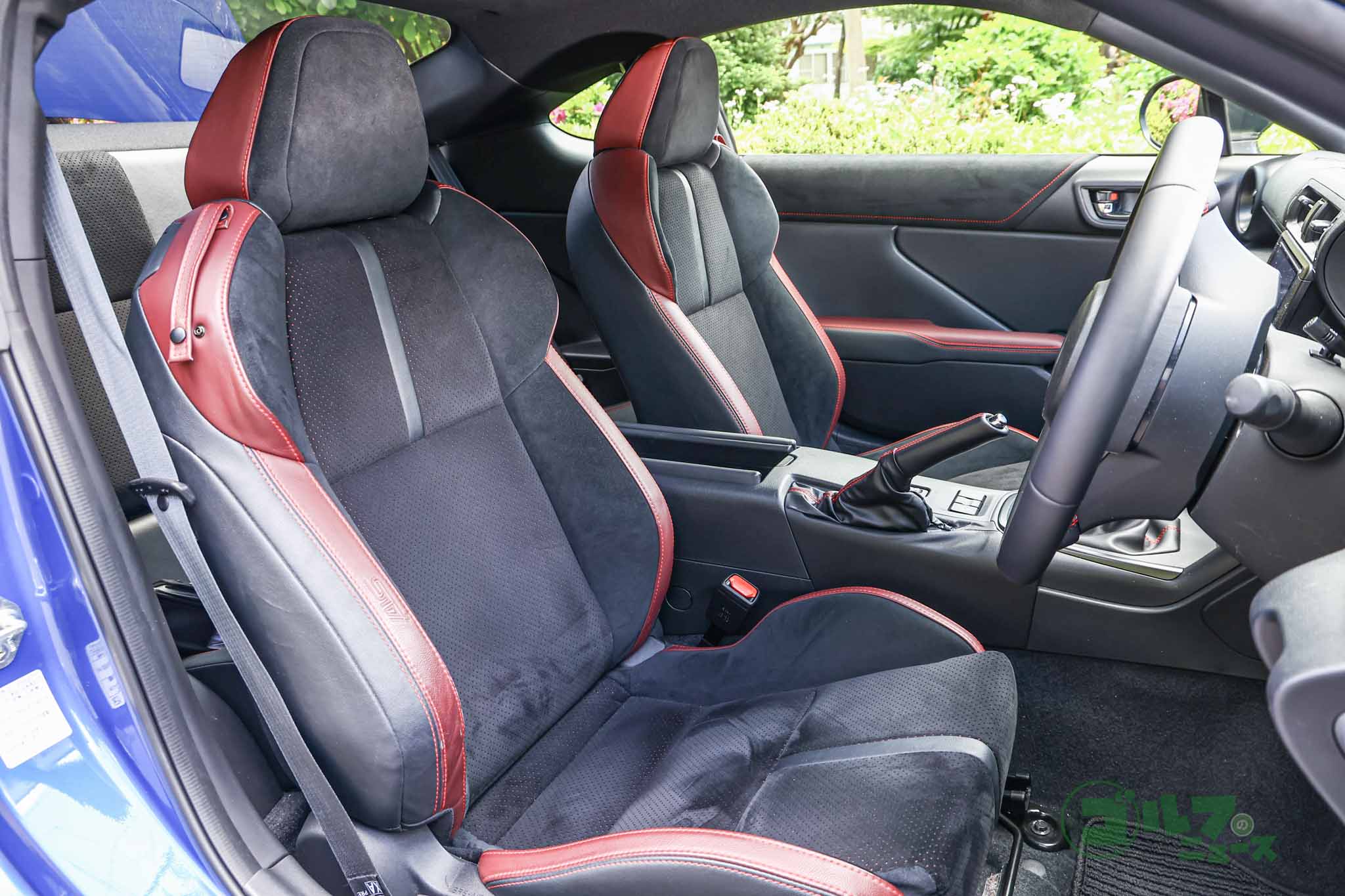 スポーティなシート形状。STI Sportではボルドーをアクセントカラーにあしらった専用仕様
