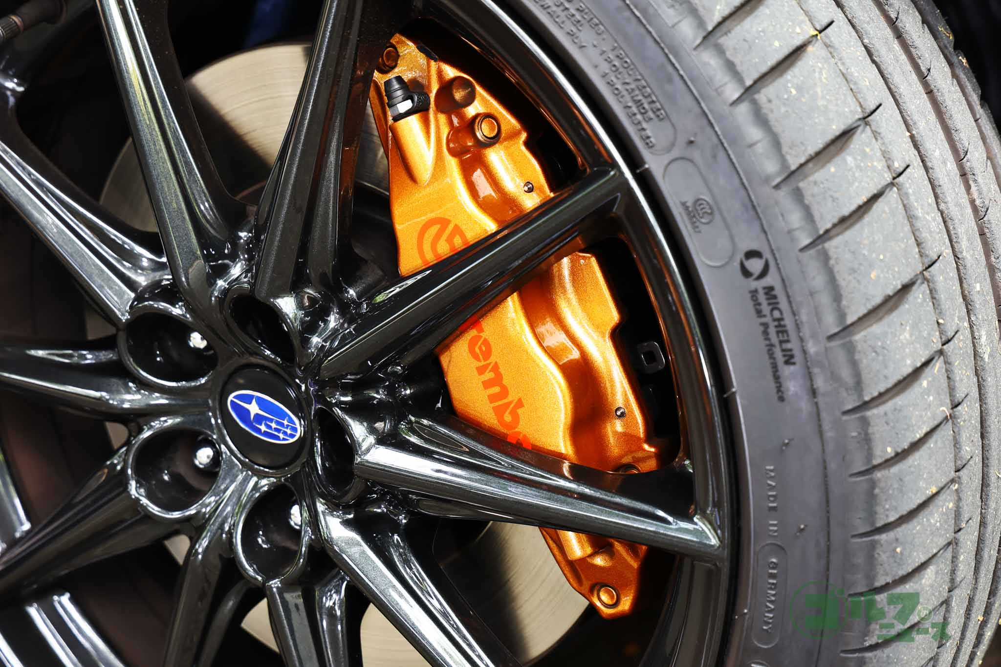 メーカー装着オプション（生産台数限定）のブレンボ製17インチフロント&リヤベンチレーテッドディスクブレーキ