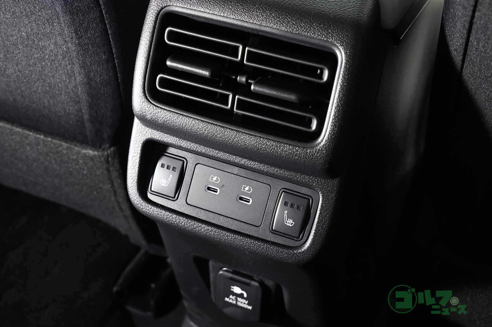 後席用のUSB（タイプC）電源ポート。家庭用の家電製品が使えるAC100V電源も設定