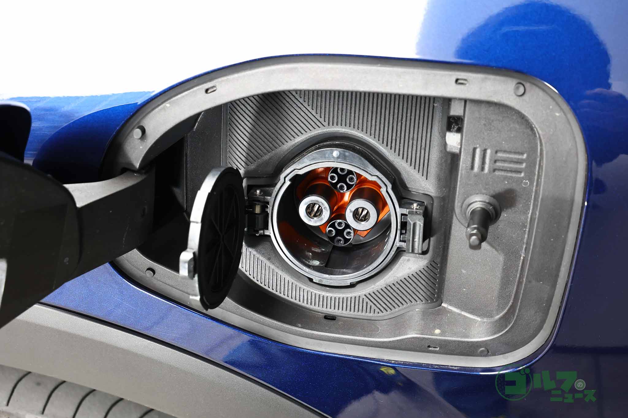 急速充電ポートは助手席側に、普通充電ポート（ロック機構付）は運転席側に設置