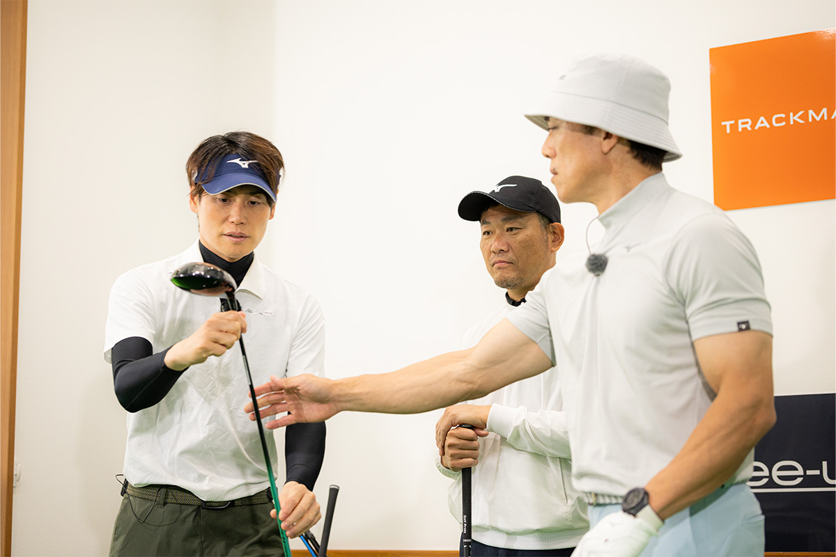 先輩の松井さんにロフトを調整した「JPX ONE SELECT」をおすすめする上重さん[写真：落合隆仁]