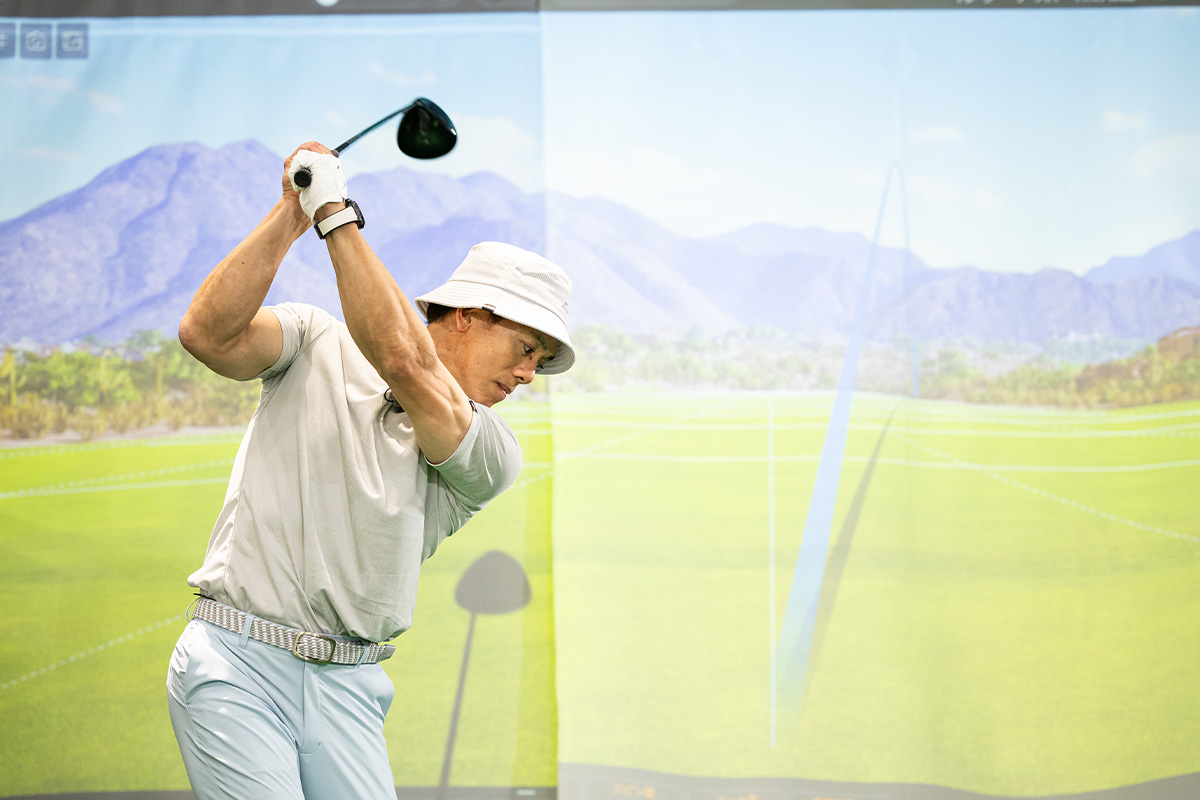 上総モナークカントリークラブ内にあるインドア施設「Tee-up lab」で試打を実施。「トラックマン」を使って弾道データを計測[写真：落合隆仁]