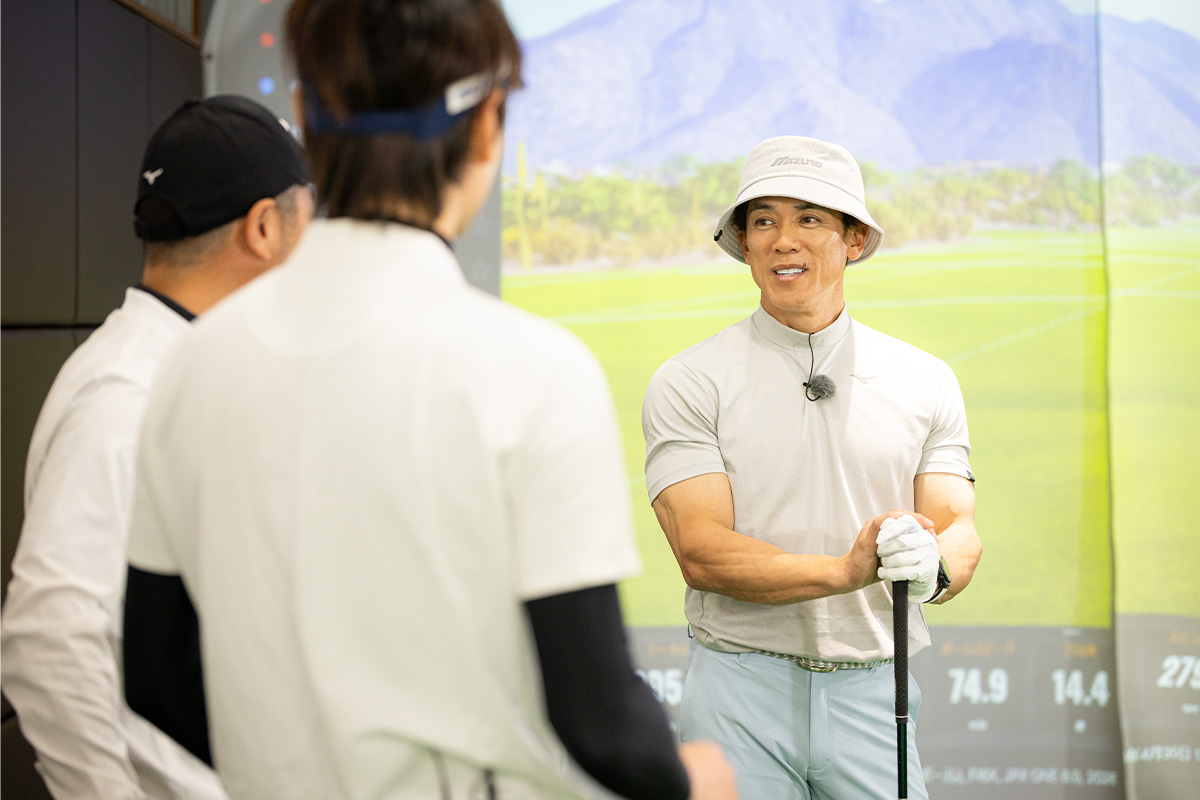 試打を行って笑顔の松井さん。1球目から「JPX ONE ドライバー」の飛距離性能の高さを感じたようだ[写真：落合隆仁]