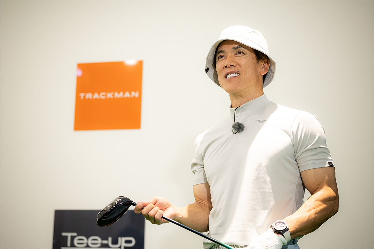 インドアスタジオでの試打でベストなシャフトとスペックを見つけた松井さん。次はコースでの感触を確かめる[写真：落合隆仁]