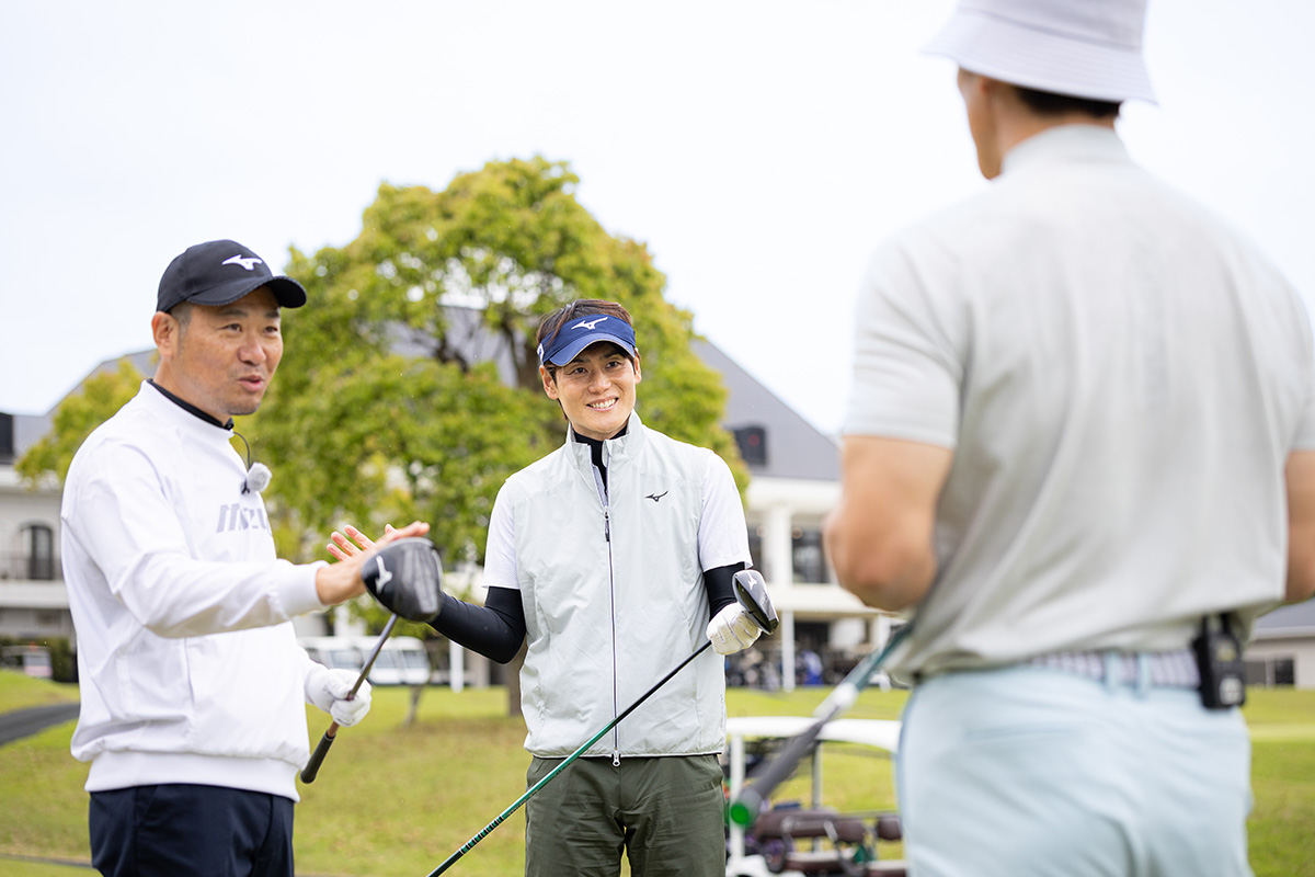 先輩・松井さんの好結果に笑顔の上重さん（写真中央）と石橋さん（写真左）[写真：落合隆仁]
