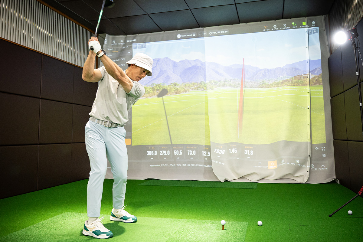 上総モナークカントリークラブ内にあるインドア施設「Tee-up lab」で試打を実施。「トラックマン」を使って弾道データを計測[写真：落合隆仁]