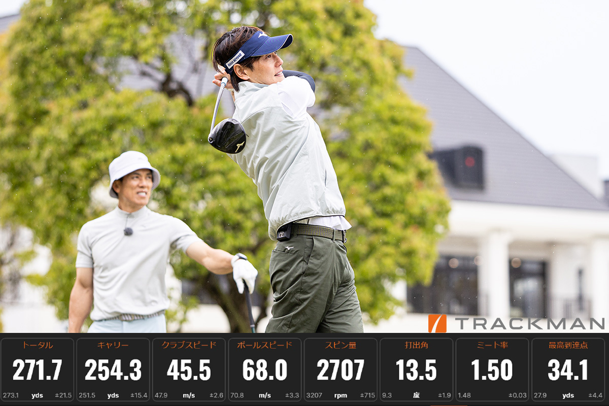 トップバッターでドライバーを打った上重さん。1球目はやや右に吹かして242.5ヤードだったが、2球目で271.7ヤードを記録[写真：落合隆仁]