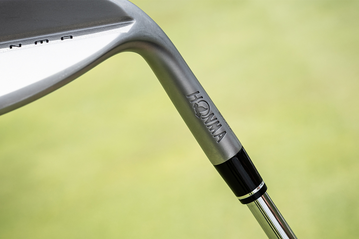 ネックの部分に入った「HONMA」のロゴがシンプルでカッコいい[写真：落合隆仁]