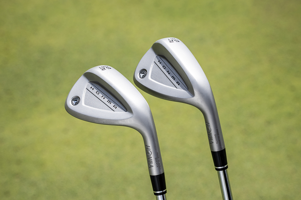 「HONMA WEDGE」は「AW」でもバンス角8度と16度の2タイプを用意。フルスイング時の入射角に合わせて最適なソールを選べる[写真：落合隆仁]