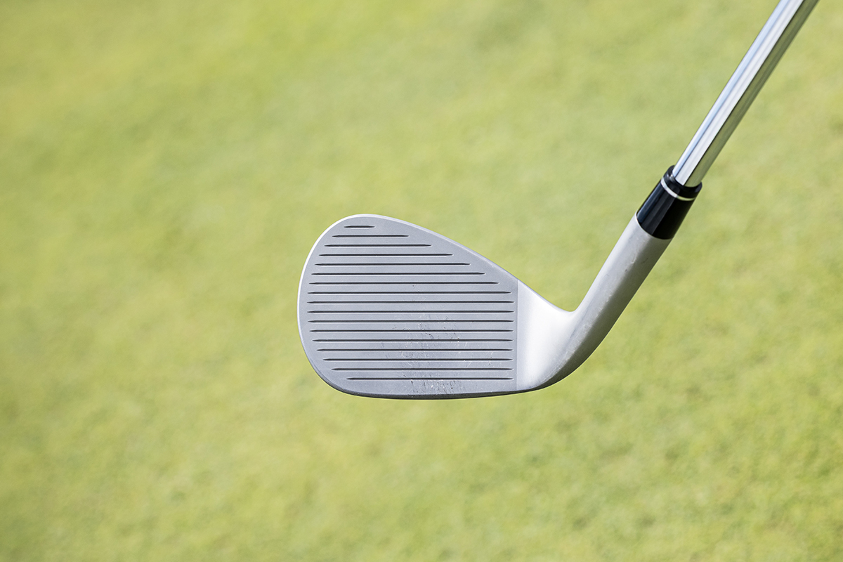 HONMA WEDGE　ロフト58度/Cソール（バンス角4度）はスコアラインが全面溝となっている[写真：落合隆仁]