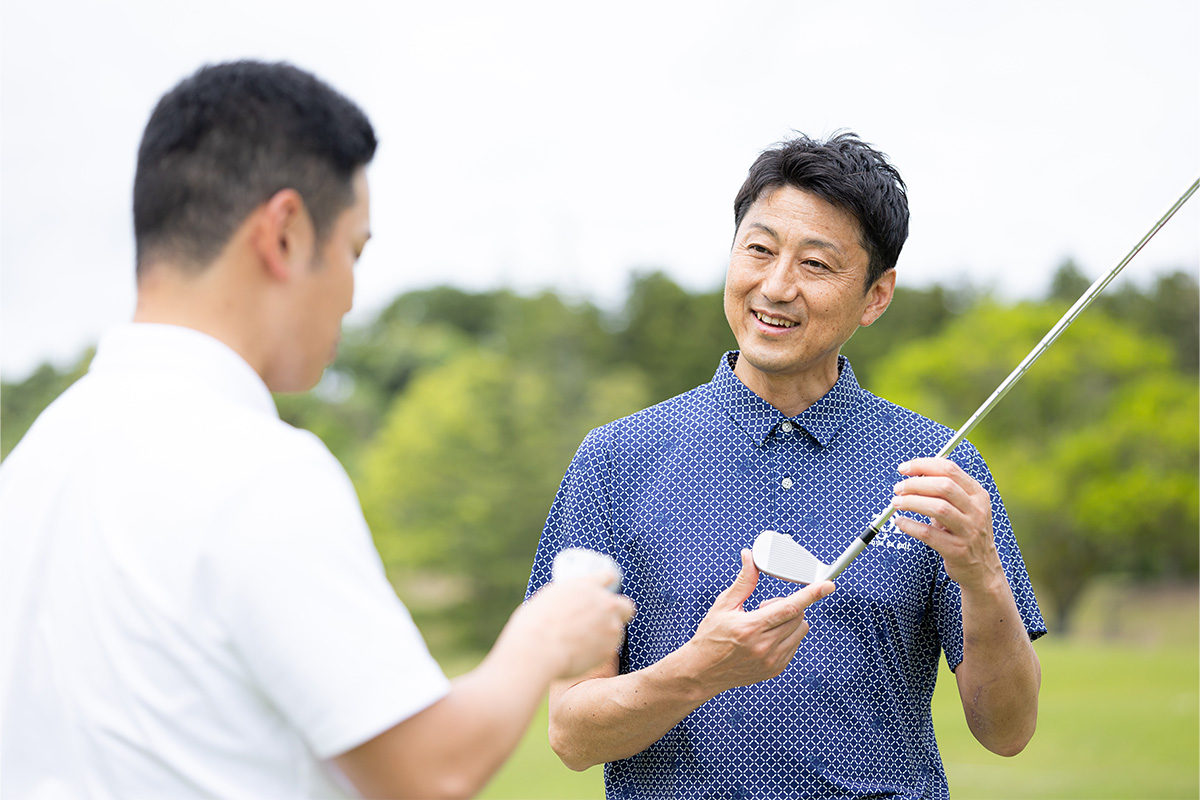 「HONMA WEDGE」の性能を十二分に体感した関プロ。自分に合った番手を選ぶには、「AW」と「SW」で違った考え方が必要と話す[写真：落合隆仁]