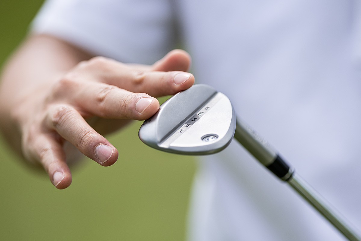 新素材「HMSS」を採用し、ノーメッキ仕上げで美しさと高い耐久性を両立した「HONMA WEDGE」[写真：落合隆仁]