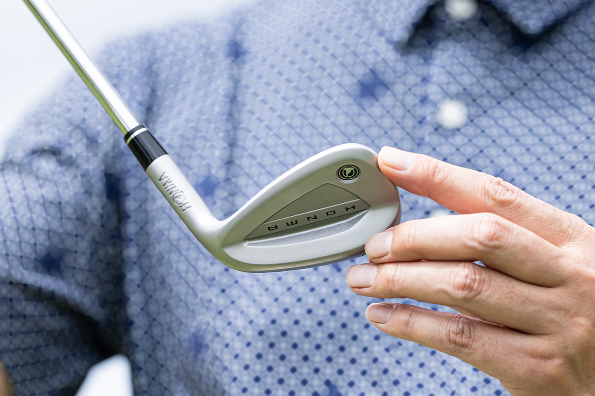 新素材「HMSS」を採用し、ノーメッキ仕上げで美しさと高い耐久性を両立した「HONMA WEDGE」[写真：落合隆仁]