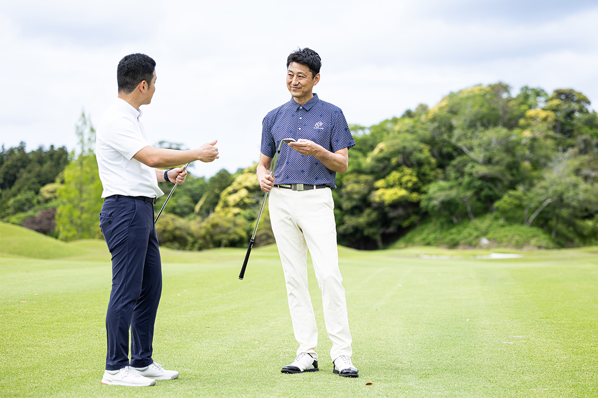 「HONMA WEDGE」の性能を十二分に体感した関プロ。自分に合った番手を選ぶには、「AW」と「SW」で違った考え方が必要と話す[写真：落合隆仁]