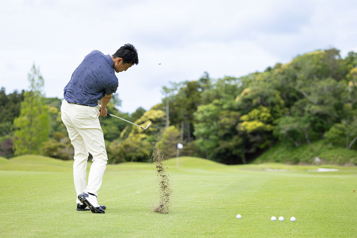 「HONMA WEDGE」は理想的な打ち出しで距離感が出ると関プロ。スピンもしっかり入るので狙い通りの位置にボールを運ぶことができる[写真：落合隆仁]