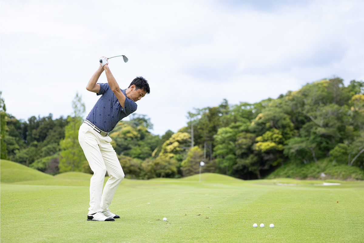 「HONMA WEDGE」は理想的な打ち出しで距離感が出ると関プロ。スピンもしっかり入るので狙い通りの位置にボールを運ぶことができる[写真：落合隆仁]