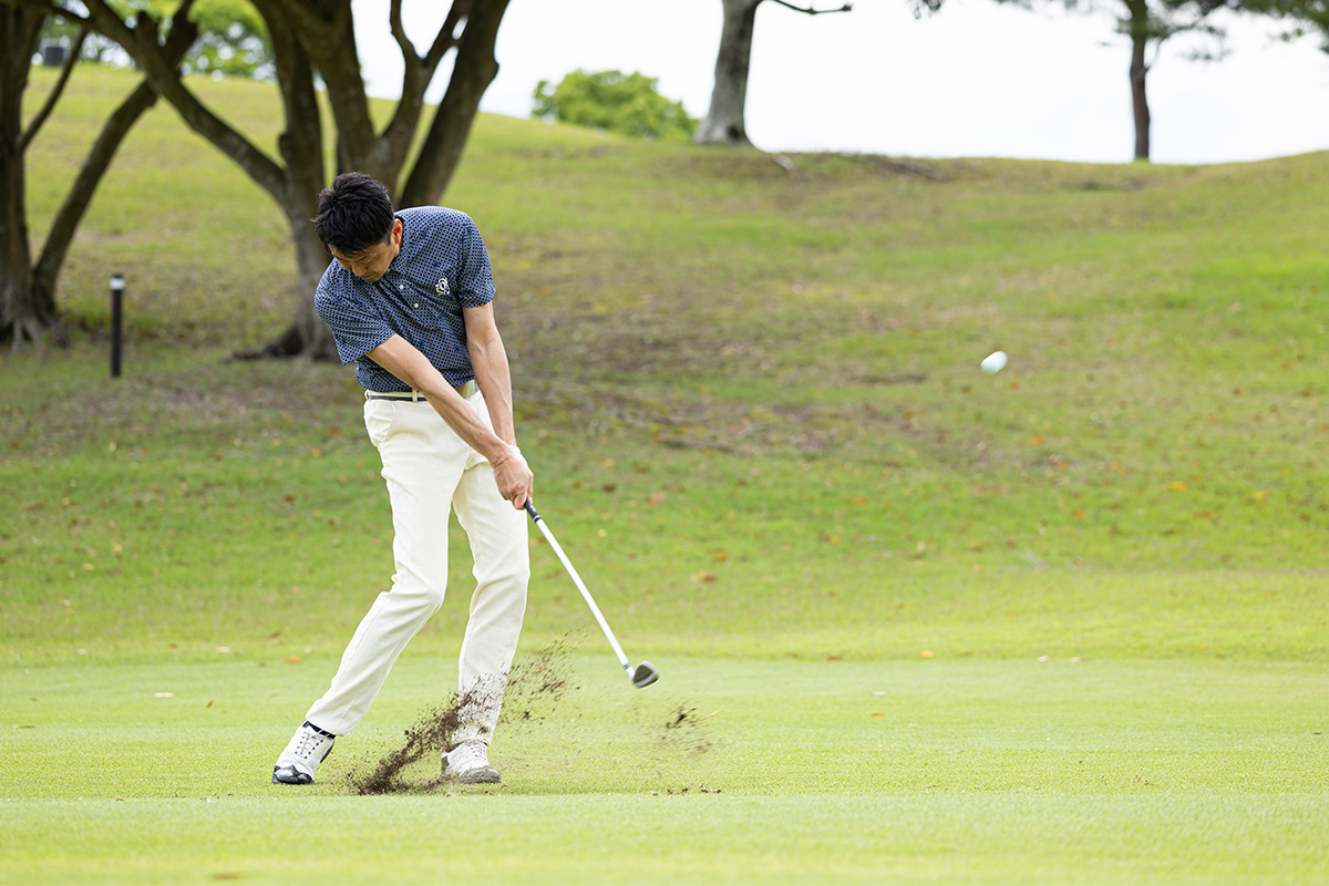 「HONMA WEDGE」は理想的な打ち出しで距離感が出ると関プロ。スピンもしっかり入るので狙い通りの位置にボールを運ぶことができる[写真：落合隆仁]