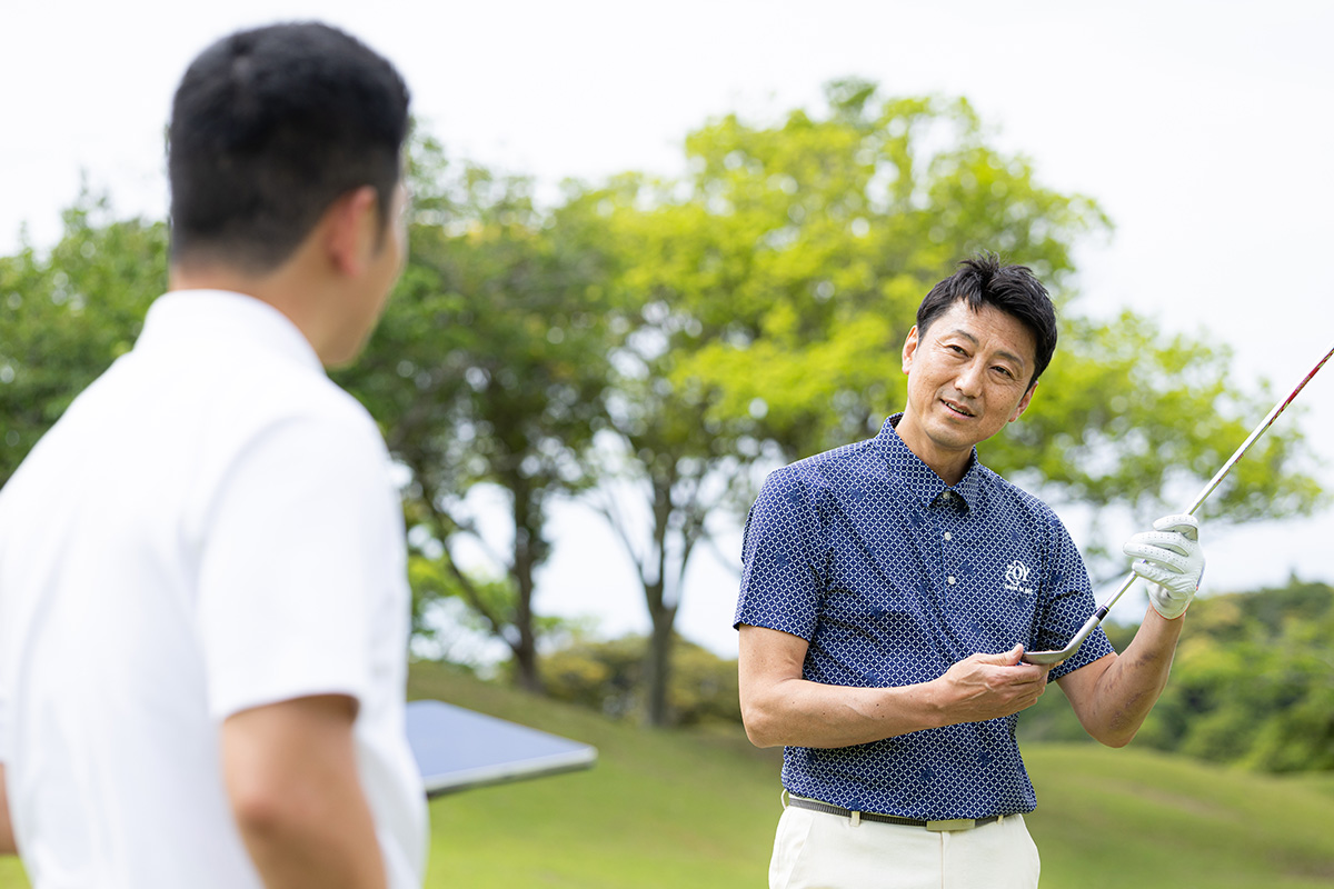 「HONMA WEDGE」の性能を十二分に体感した関プロ。自分に合った番手を選ぶには、「AW」と「SW」で違った考え方が必要と話す[写真：落合隆仁]