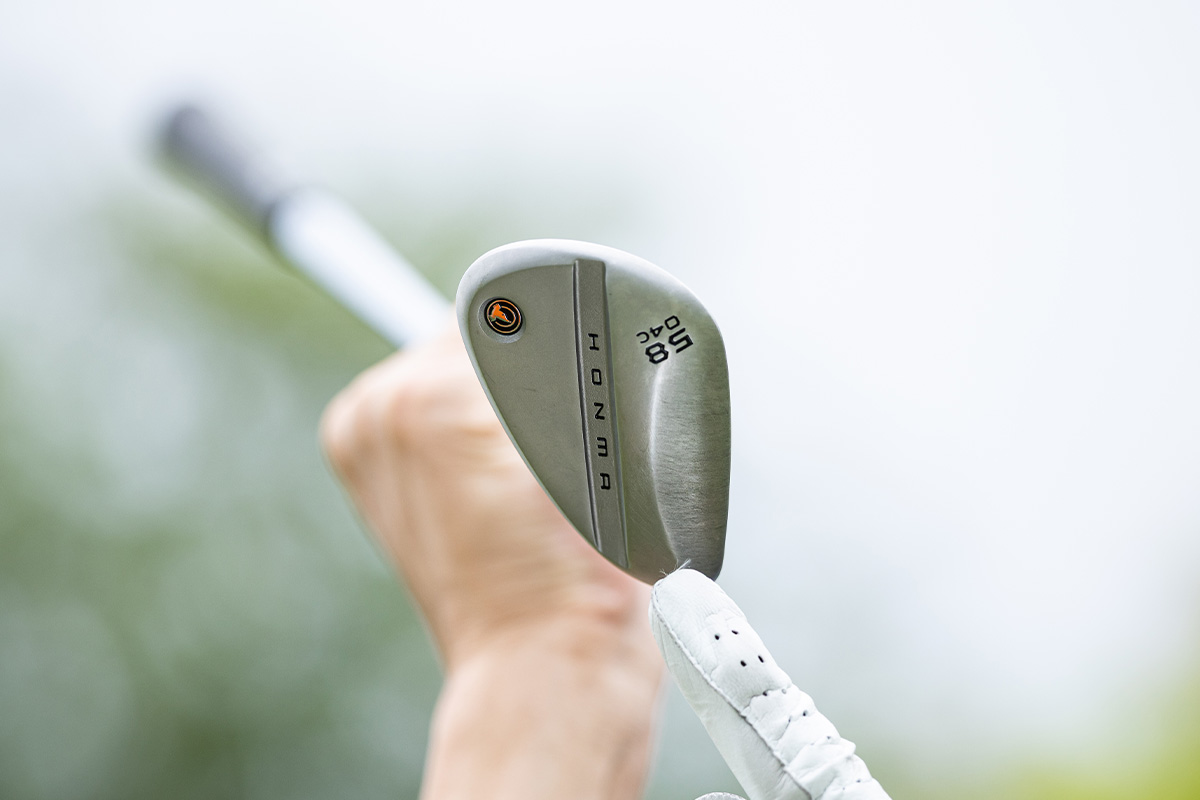 新素材「HMSS」を採用し、ノーメッキ仕上げで美しさと高い耐久性を両立した「HONMA WEDGE」[写真：落合隆仁]