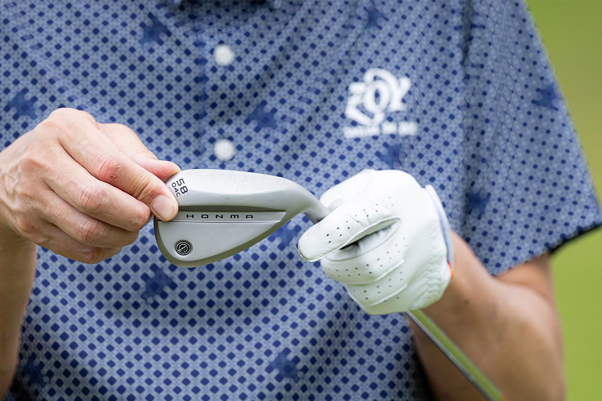 新素材「HMSS」を採用し、ノーメッキ仕上げで美しさと高い耐久性を両立した「HONMA WEDGE」[写真：落合隆仁]