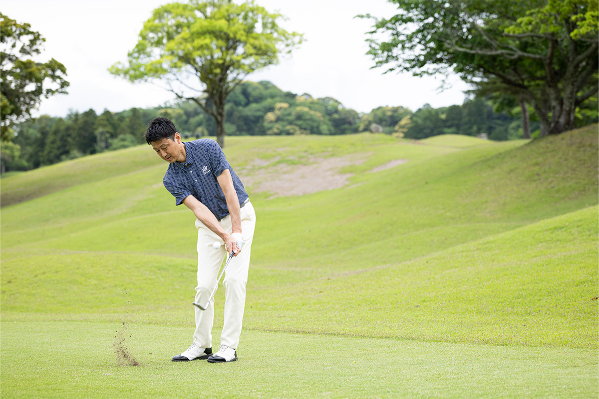 「HONMA WEDGE」は理想的な打ち出しで距離感が出ると関プロ。スピンもしっかり入るので狙い通りの位置にボールを運ぶことができる[写真：落合隆仁]