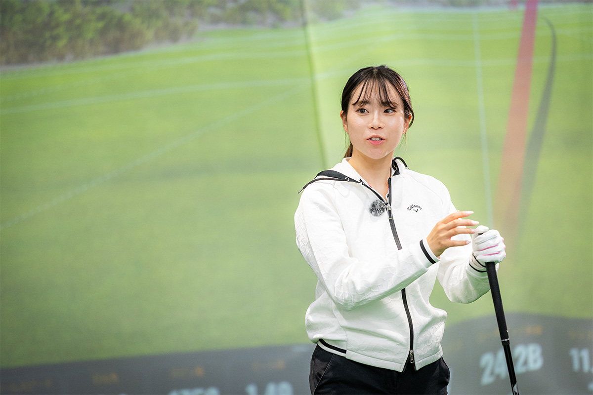 室内で「CHROME TOUR」シリーズ3モデルの打ち比べを行う杉山さん[写真：角田慎太郎]