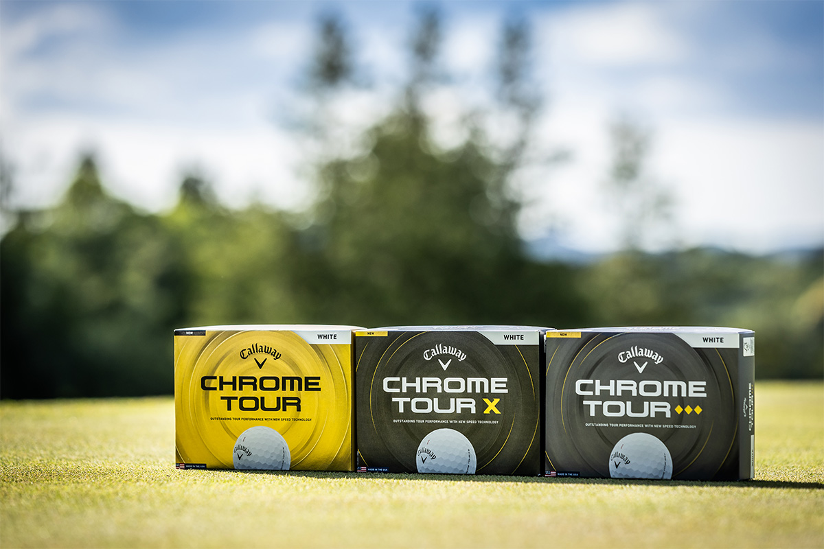より芯を感じるしっかりとしたフィーリングが特長の「CHROME TOUR ◆◆◆」が登場 。ロングゲームでの低スピン性能を極め、空気を突き破るような力強い中弾道で大きな飛距離をもたらす[写真：角田慎太郎]