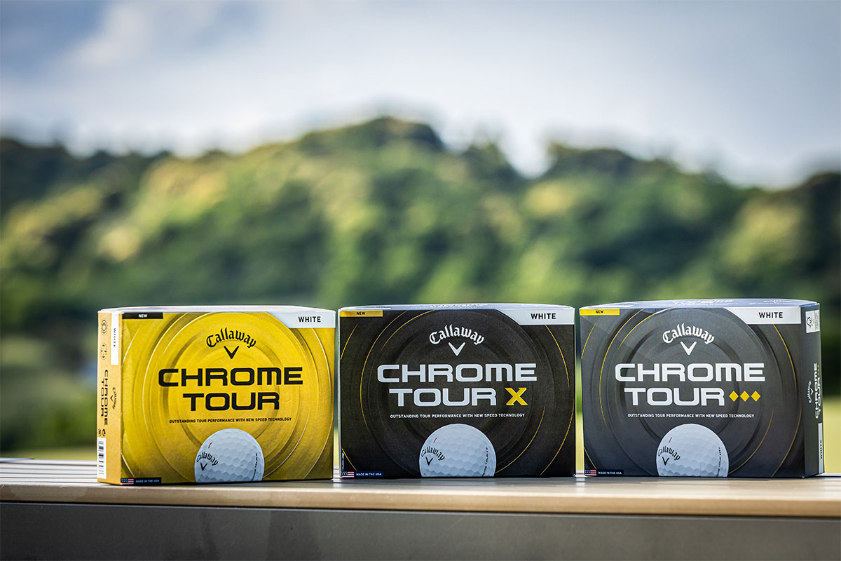 より芯を感じるしっかりとしたフィーリングが特長の「CHROME TOUR ◆◆◆」が登場 。ロングゲームでの低スピン性能を極め、空気を突き破るような力強い中弾道で大きな飛距離をもたらす[写真：角田慎太郎]