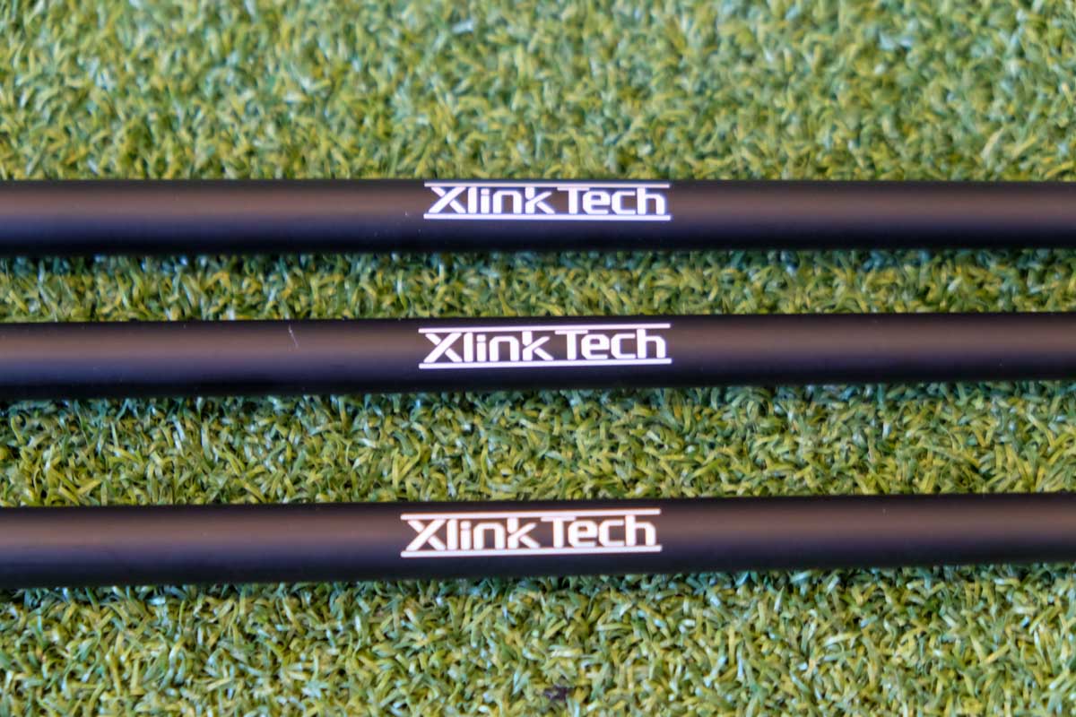 「Xlink Tech（クロスリンクテック）」は従来より樹脂量を減らして炭素繊維の含有量を増やすことで、強度とエネルギー伝達効率を高める技術
