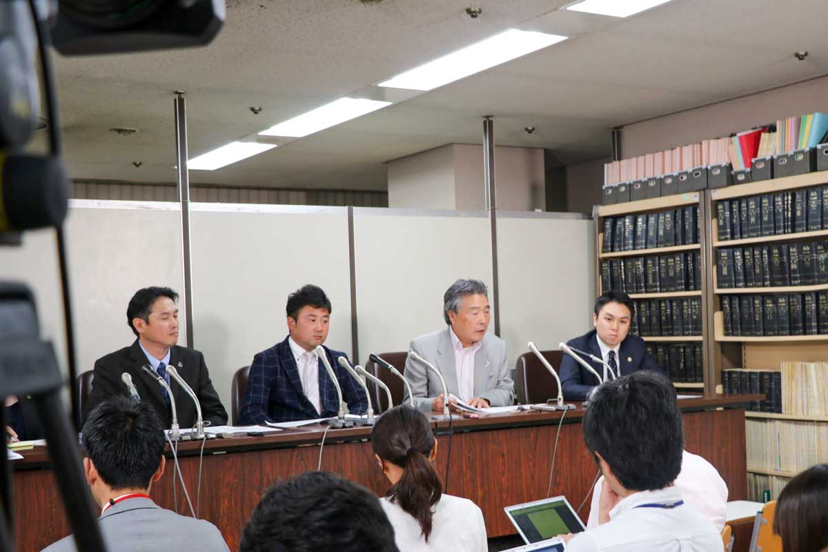 東京地裁司法記者クラブで会見を開く弁護団。右から2人目が西村國彦弁護団長（2017年6月1日）　写真：清流舎