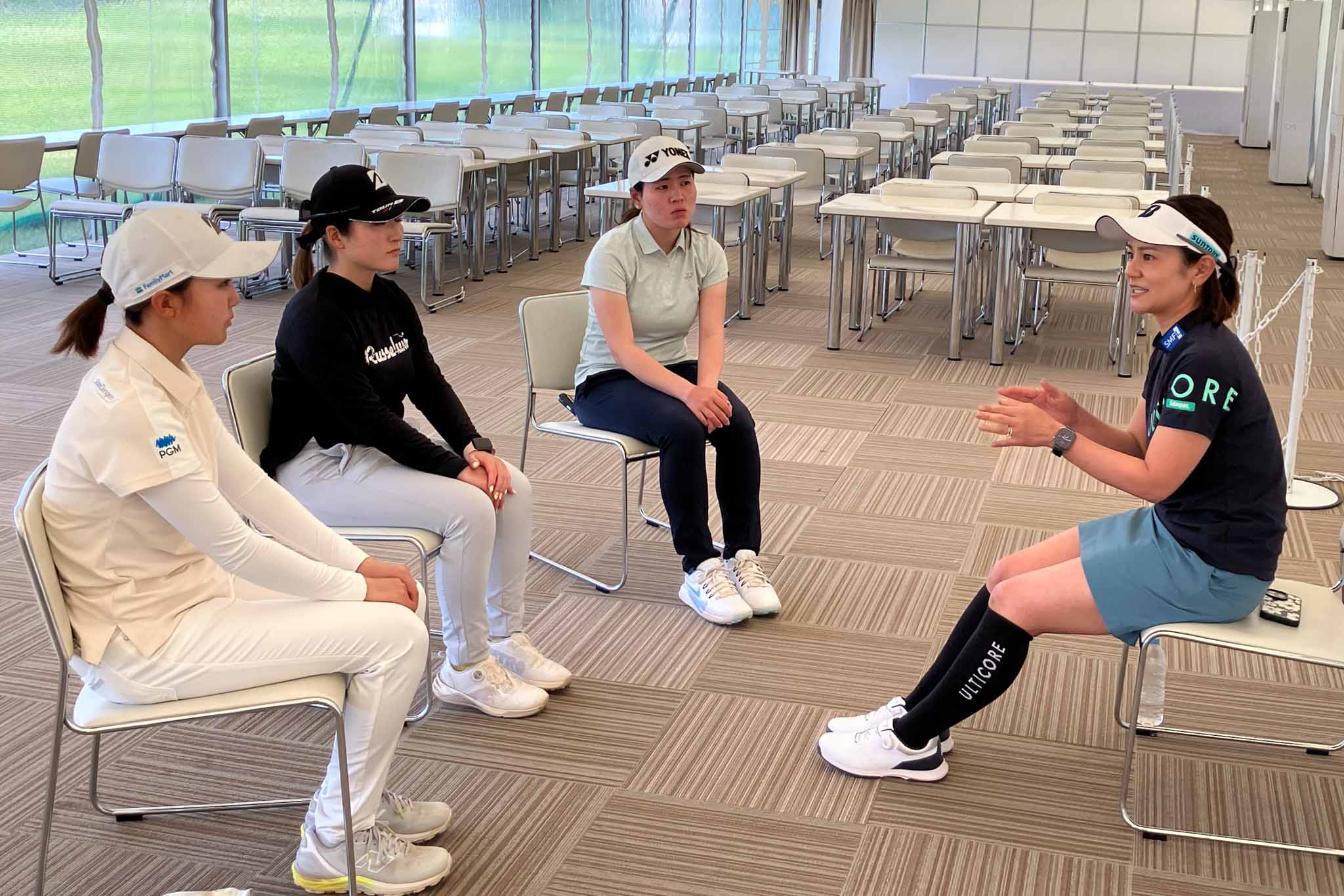 宮里藍さんの言葉に耳を傾ける若手女子プロ3人