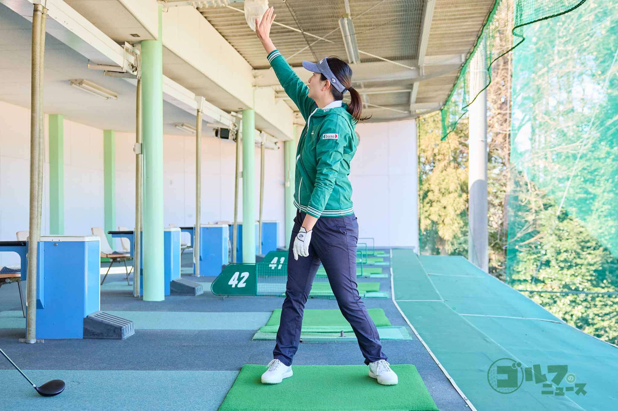 右手のひらがスイング軌道上に沿って動くイメージでスイングする　写真:西村恵
