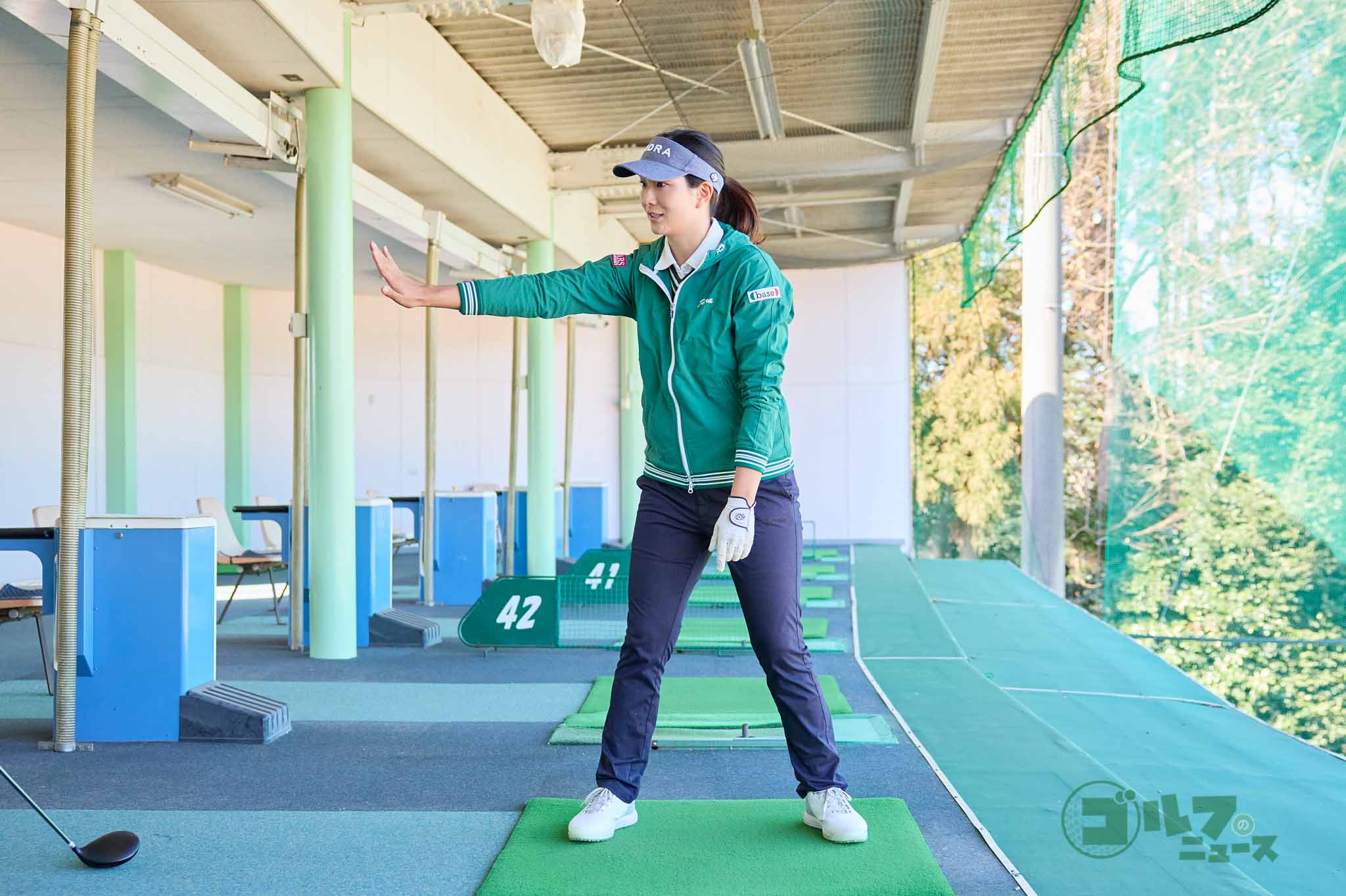 右手のひらがスイング軌道上に沿って動くイメージでスイングする　写真:西村恵