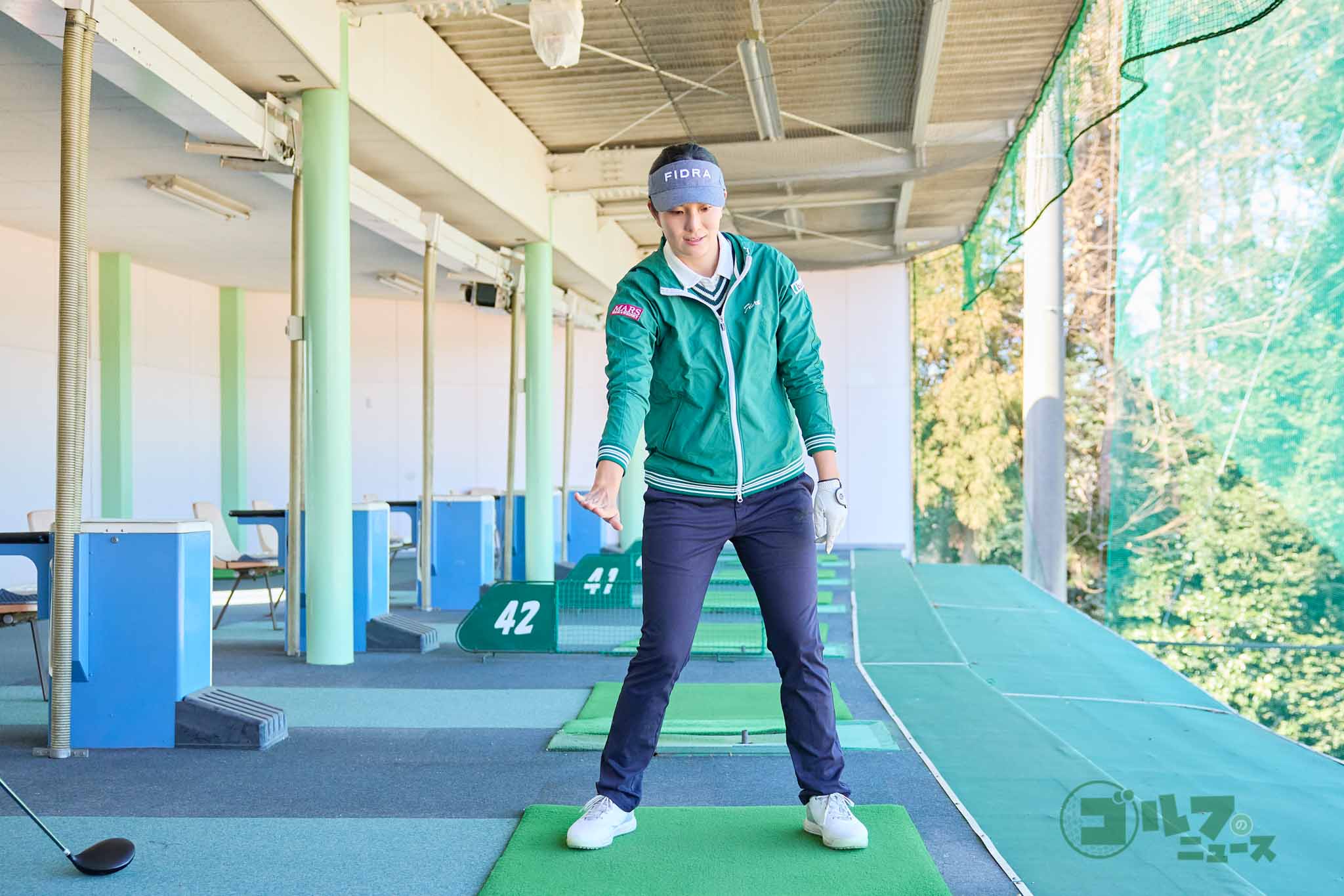 右手のひらがスイング軌道上に沿って動くイメージでスイングする　写真:西村恵