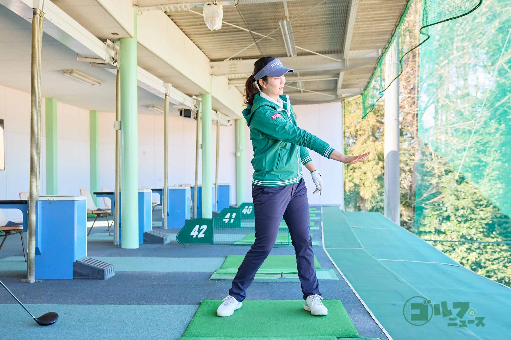 右手のひらがスイング軌道上に沿って動くイメージでスイングする　写真:西村恵