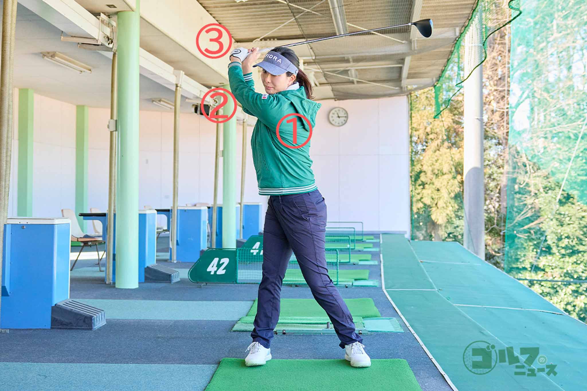 肩の次に、ヒジ、手首の順で動かしていくのが正解。スイングアークが大きくなると、遠心力が働き、ヘッドスピードが上がる　写真:西村恵