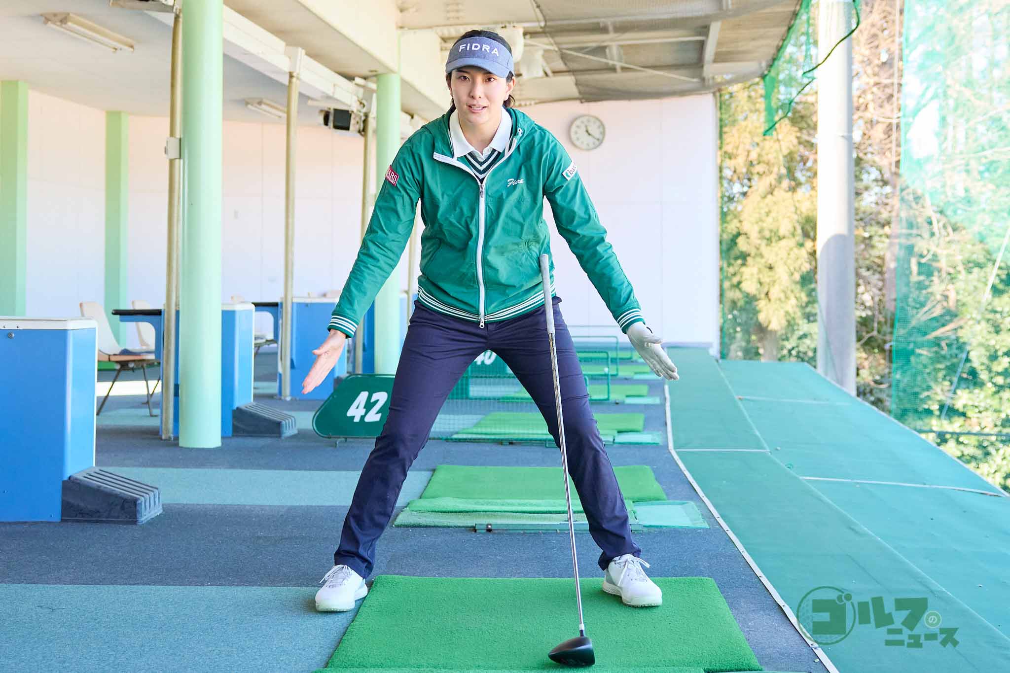 ドライバーショットよりも1足分ずつ両足を広げて構えるのがワイドスタンス。スタンスが広いほど股関節を使いやすくなる　写真:西村恵