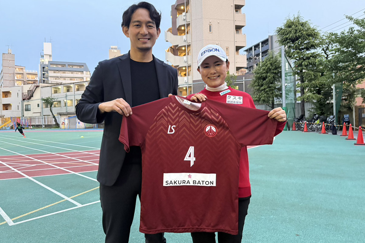 フットサルFリーグ「フウガドールすみだ」のユニホームを手にする横峯さくら　写真提供：森川陽太郎氏