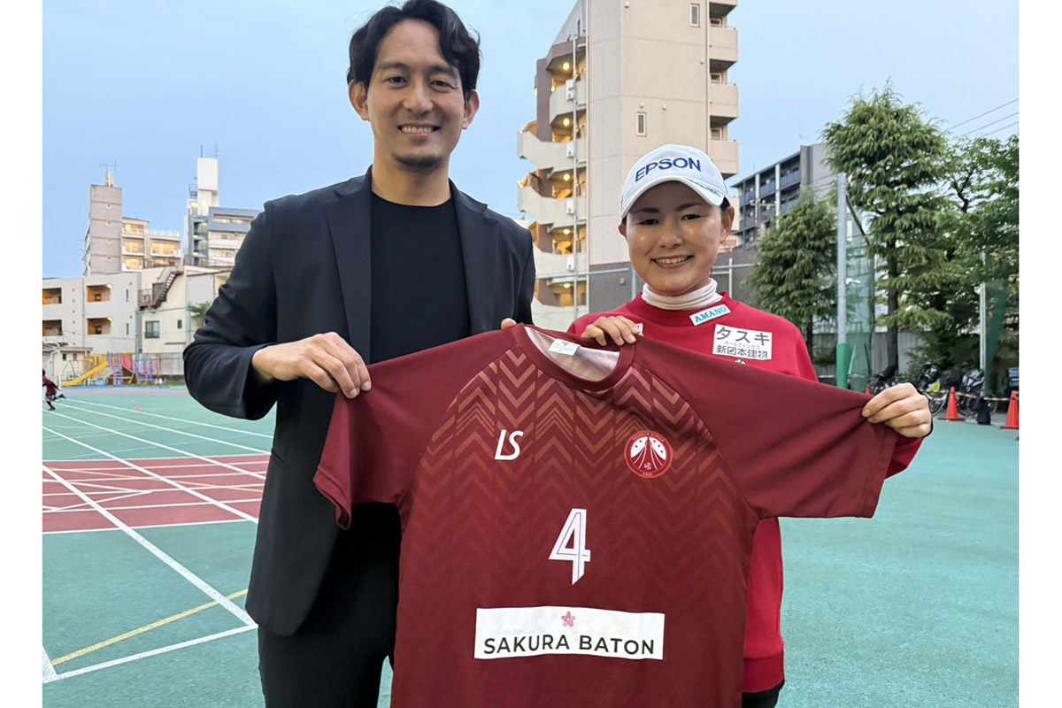 フットサルFリーグ「フウガドールすみだ」のユニホームを手にする横峯さくら　写真提供：森川陽太郎氏