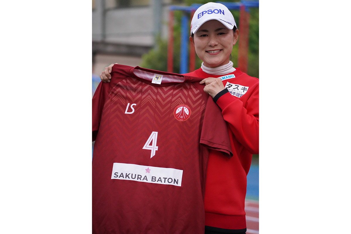 フットサルFリーグ「フウガドールすみだ」のユニホームを手にする横峯さくら　写真提供：森川陽太郎氏