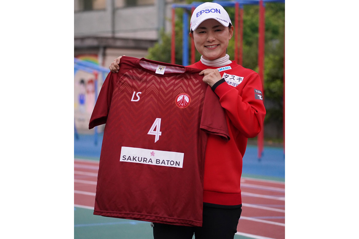 フットサルFリーグ「フウガドールすみだ」のユニホームを手にする横峯さくら　写真提供：森川陽太郎氏