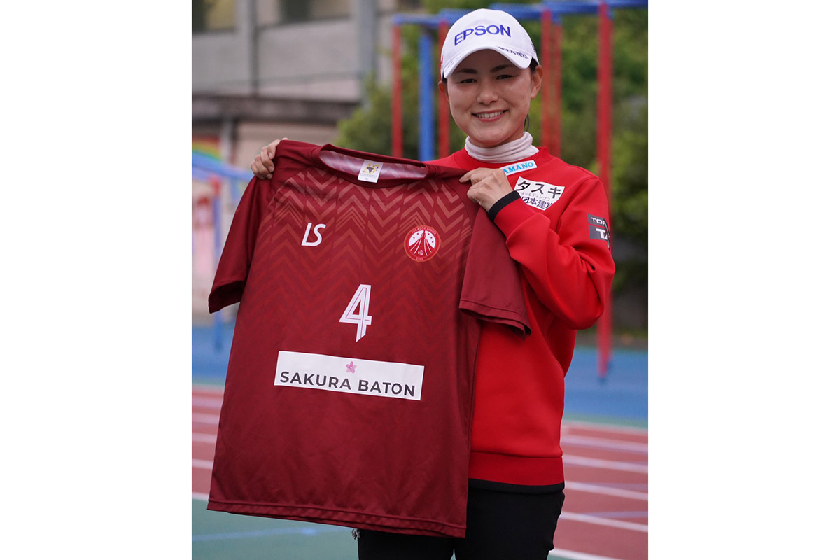 フットサルFリーグ「フウガドールすみだ」のユニホームを手にする横峯さくら　写真提供：森川陽太郎氏
