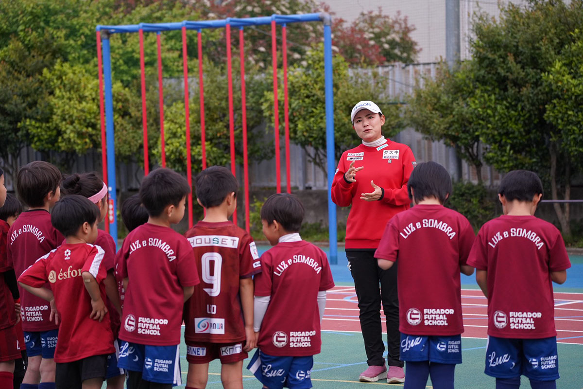 子どもたちとふれあう横峯さくら　写真提供：森川陽太郎氏