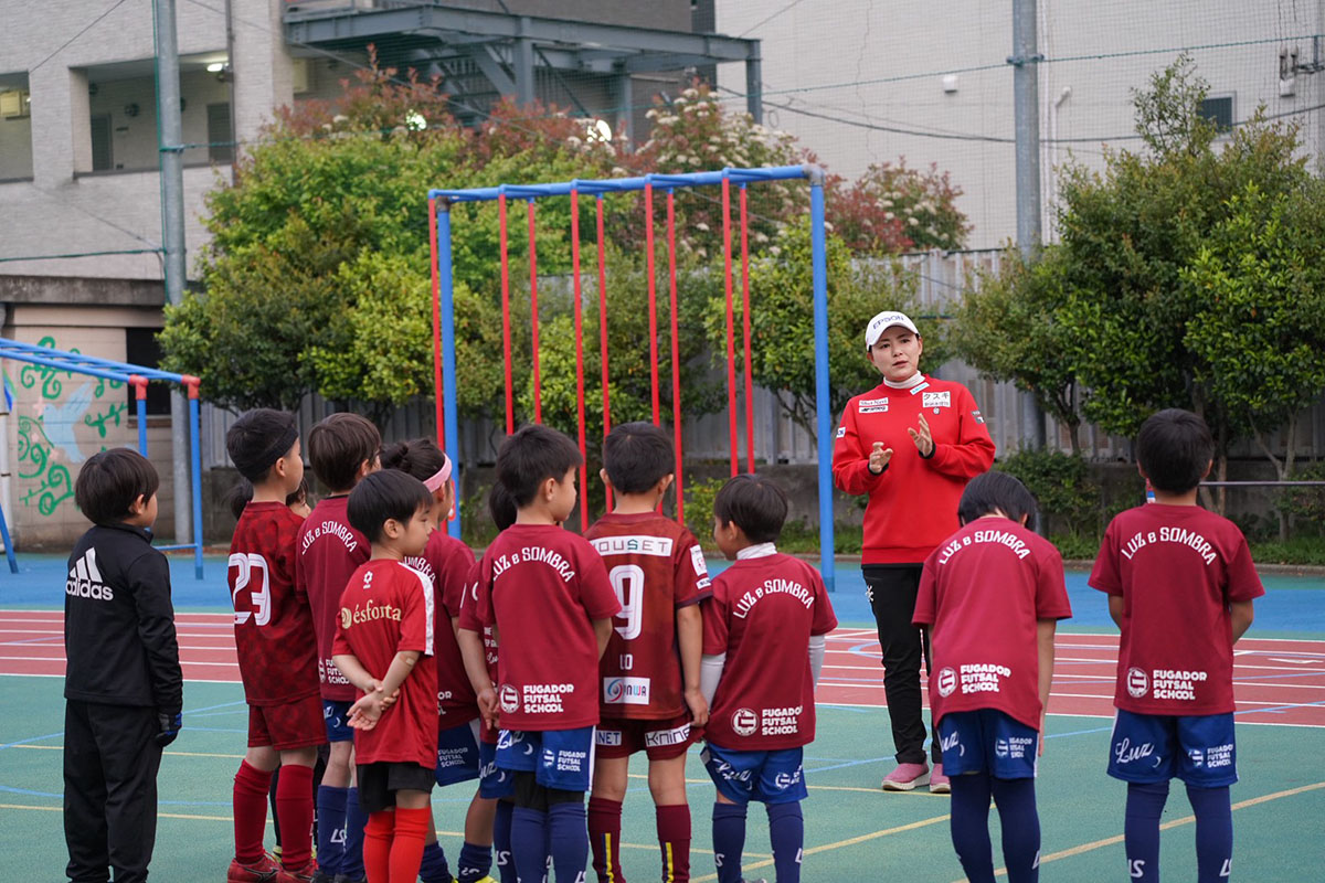 子どもたちとふれあう横峯さくら　写真提供：森川陽太郎氏