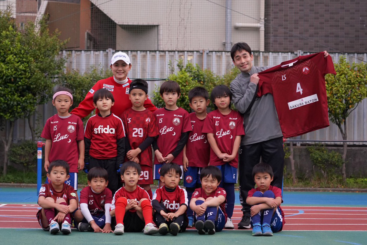 子どもたちとの集合写真に笑みを浮かべる　写真提供：森川陽太郎氏
