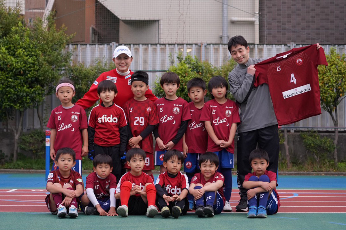 子どもたちとの集合写真に笑みを浮かべる　写真提供：森川陽太郎氏