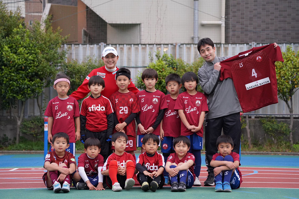 子どもたちとの集合写真に笑みを浮かべる　写真提供：森川陽太郎氏