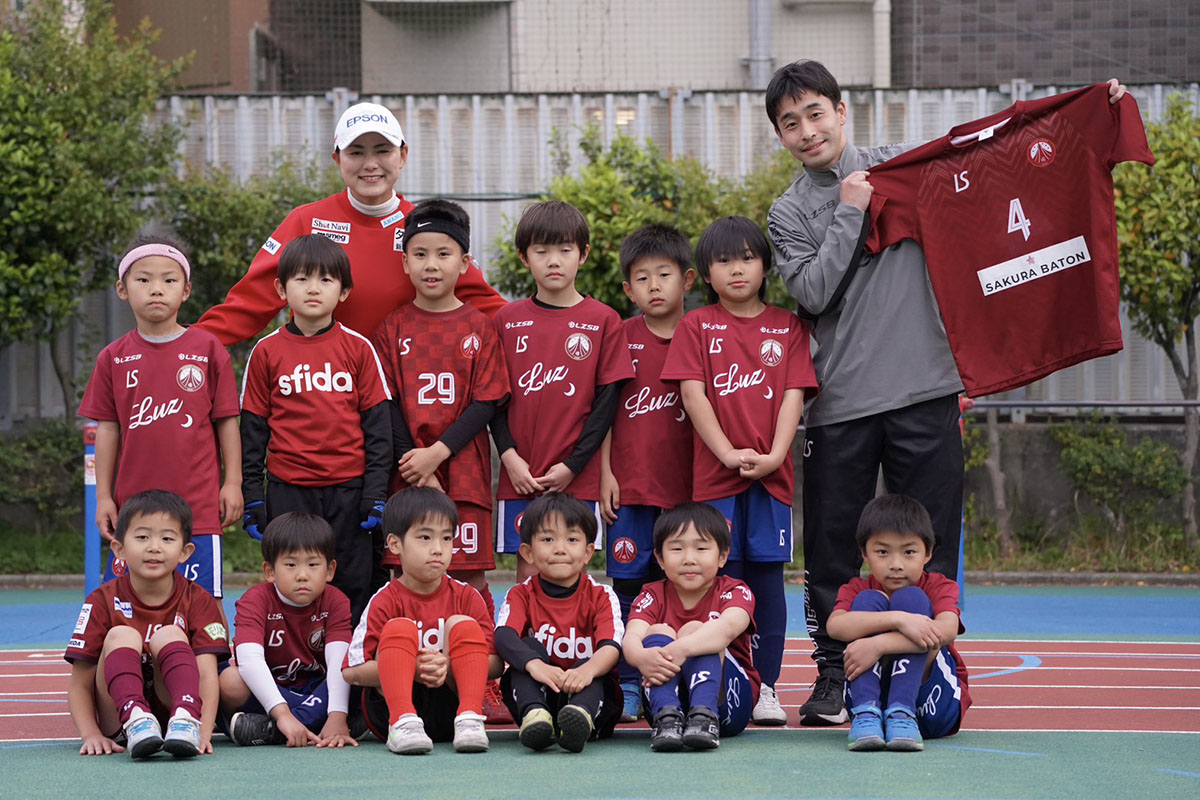 子どもたちとの集合写真に笑みを浮かべる　写真提供：森川陽太郎氏