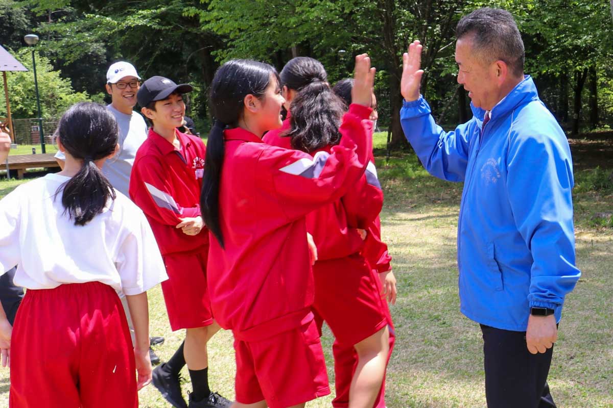 松井市長（右）とハイタッチする生徒たち　写真：清流舎